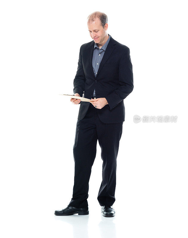 全身/正面视图30-39岁中年人/中年人商人/商务人士/经理，穿着商务装/西装站在办公室，工作过度